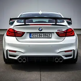 novo BMW M4 Competition